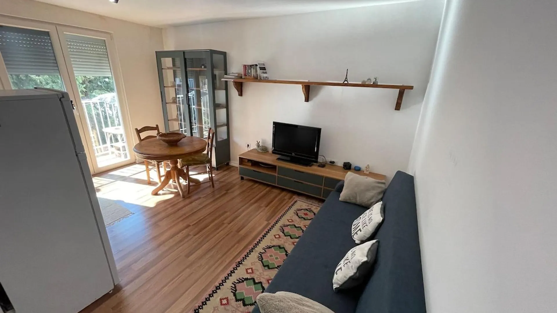 Flora - Modern Rooftop Apartment With Balcony Tirana