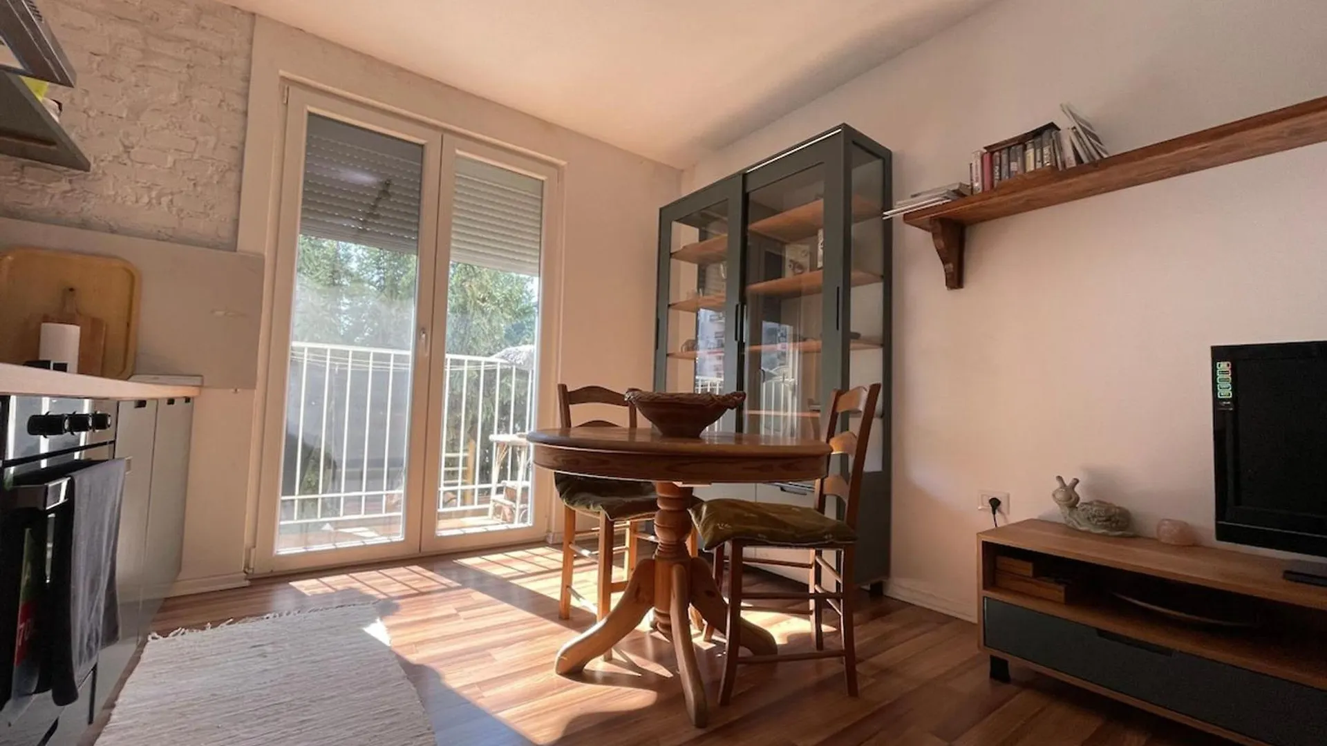 Flora - Modern Rooftop Apartment With Balcony Tirana